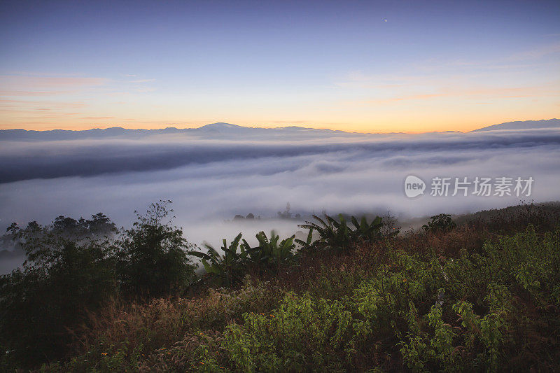 美丽的早晨日出的风景山在Pai, Mae Hong Son，泰国。